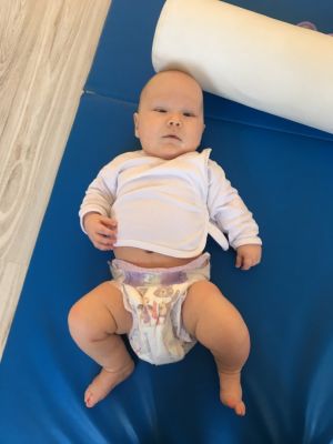 Terapia neurorozwojowa niemowlęcia na macie rehabilitacyjnej